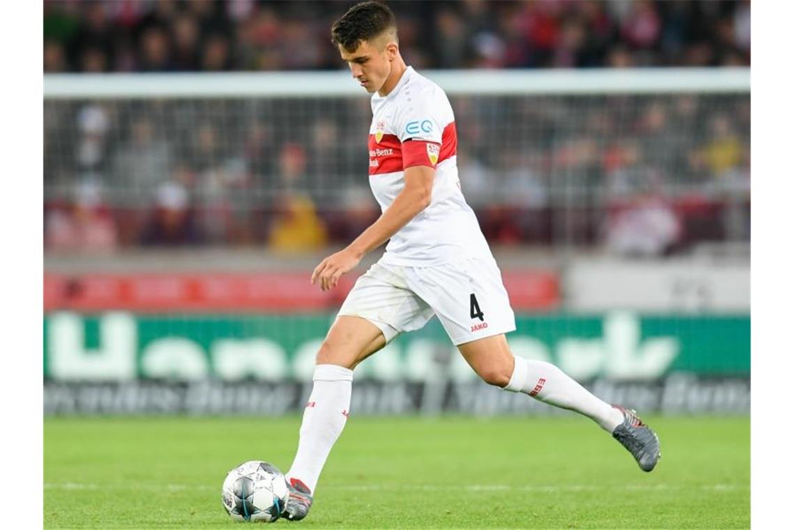 Marc Oliver Kempf vom VfB Stuttgart läuft auf dem Fußballfeld. Foto: Tom Weller/dpa/Archivbild