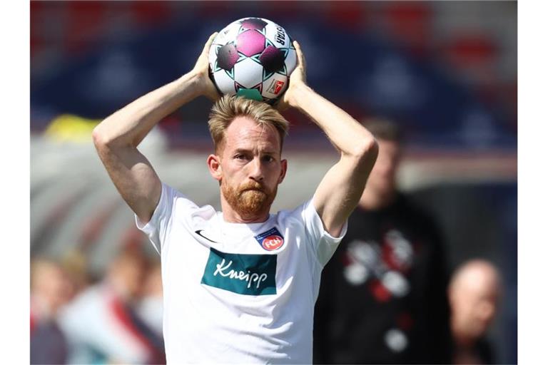 Marc Schnatterer aus Heidenheim wirft den Ball ein. Foto: Daniel Karmann/dpa/Archivbild