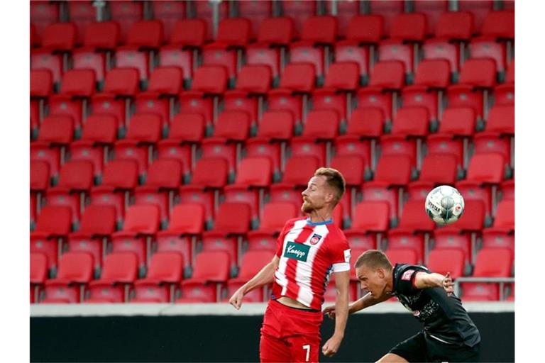 Marc Schnatterer (l) kämpft um den Ball. Foto: Tom Weller/dpa/Archivbild