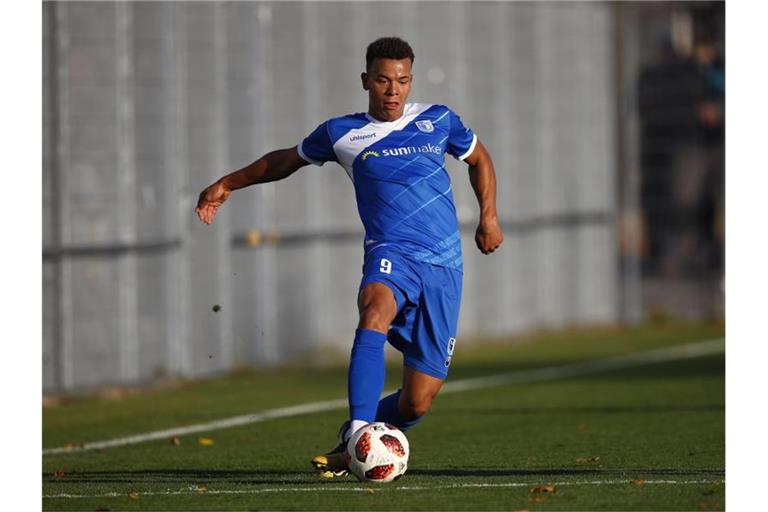 Marcel Costly am Ball. Foto: Joachim Sielski/dpa/Archivbild