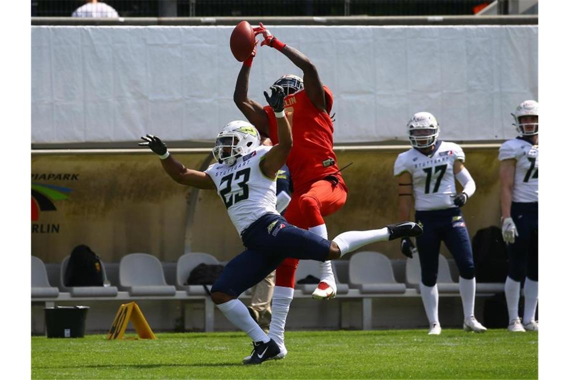 Große Chance: NFL nominiert Dabo für Pathway-Talenteprogramm Marcel Dabo (l) versucht Seantarius Jones am Fangen des Balles zu hindern. Foto: Michael Hundt/dpa/Archivbild