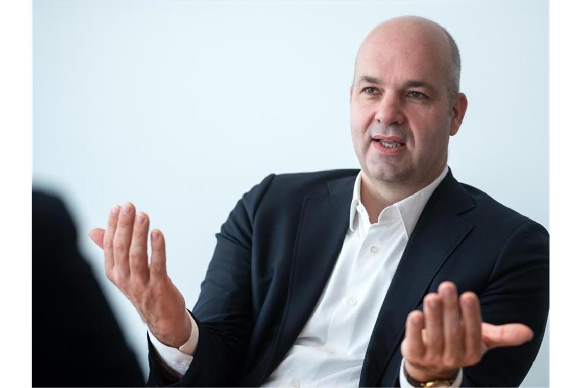 Marcel Fratzscher, Präsident des Deutschen Instituts für Wirtschaftsforschung (DIW), sitzt während eines Interviews mit der Deutschen Presse-Agentur dpa in seinem Büro. Foto: Bernd von Jutrczenka/dpa