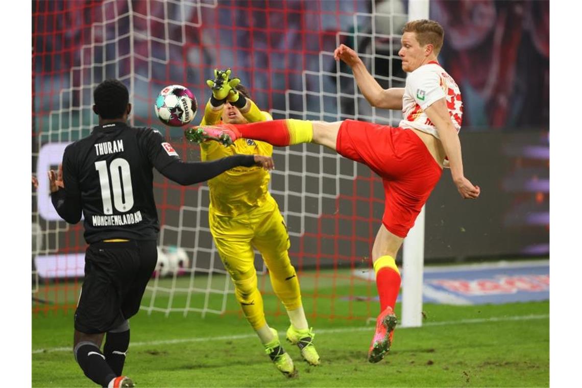 Leipzigs Halstenberg fällt für Freiburg-Spiel aus Marcel Halstenberg (r) kämpft um den Ball. Foto: Jan Woitas/dpa-Zentralbild/dpa/Archivbild