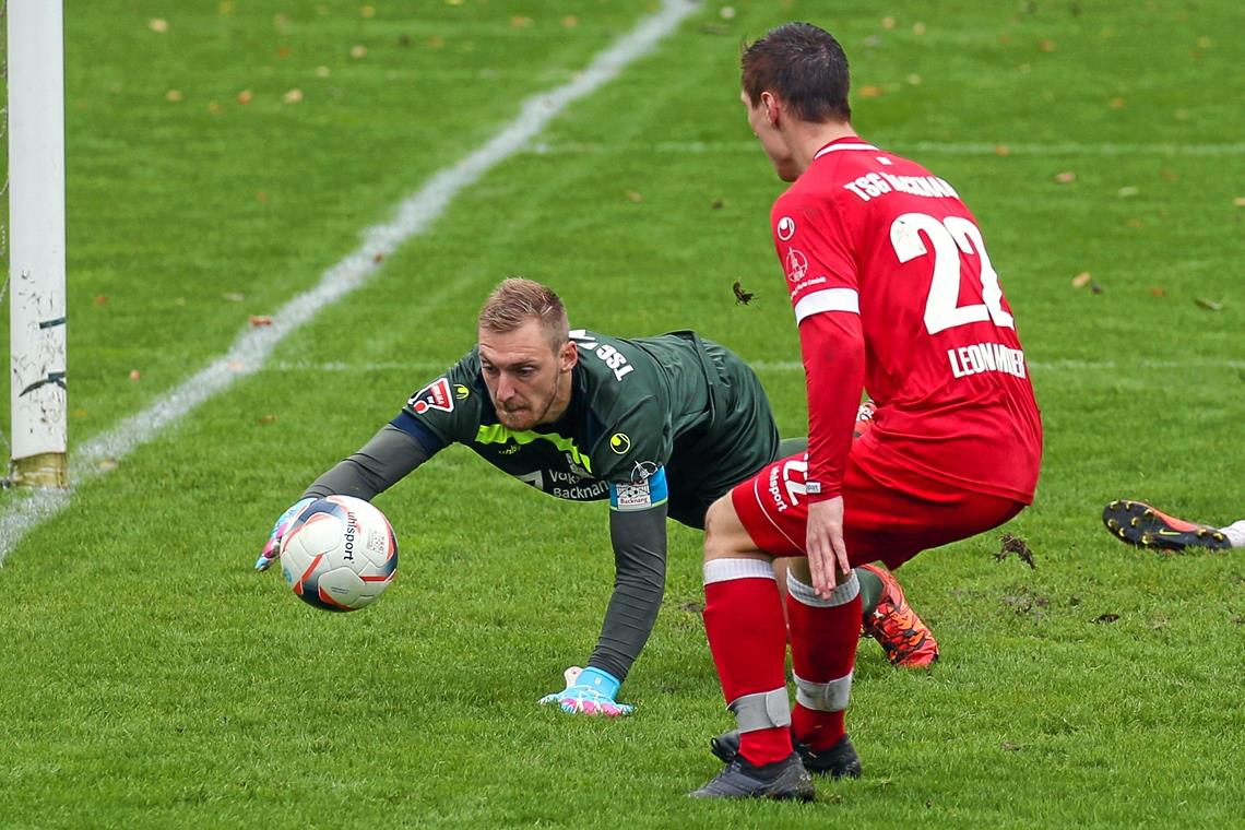 Marcel Knauss tat alles, um die Backnanger Niederlage in Grenzen zu halten. Doch zu oft wurde der TSG-Torhüter gegen Pforzheim von seinen Vorderleuten im Stich gelassen. Am Ende verloren die Fußballer aus den Etzwiesen ihr Heimspiel zurecht deutlich mit 0:4. Foto: A. Becher