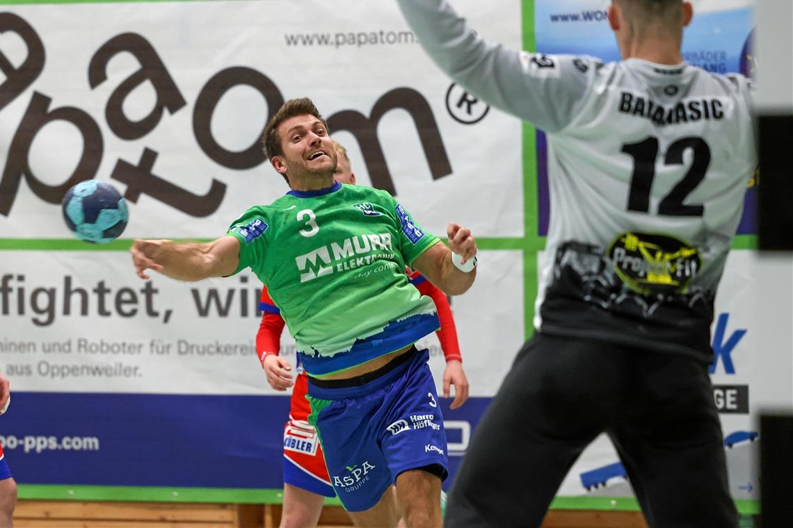HCOB-Handballer sind nicht zufrieden Marcel Lenz (beim Wurf) ist mit 81 Treffern bislang der beste HCOB-Werfer in dieser Saison. Foto: A. Becher
