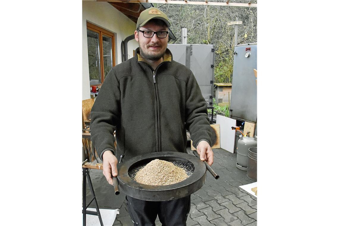 Osterräuchern des Angelsportvereins Althütte Marcel Lobe vom Angelsportverein bringt das Buchensägemehl zum Räuchern.