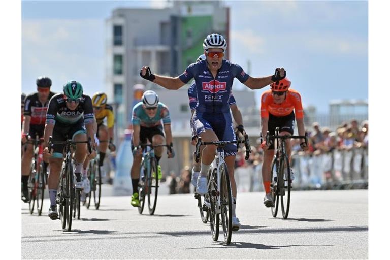 Marcel Meisen gewinnt das Rennen vor Pascal Ackermann (3.v.l.) und Alexander Krieger (verdeckt). Foto: Hendrik Schmidt/dpa-Zentralbild/dpa
