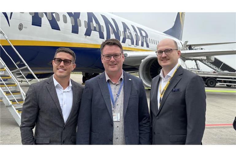 Marcel Pouchain Meyer, Leiter Marketing und Kommunikation bei Ryanair Deutschland/Schweiz/Österreich, Marcel Schütz, Geschäftsführer des Flughafens Memmingen, und Marco Lietz, Leiter der Öffentlichkeitsarbeit bei Ryanair Deutschland am Memminger Flughafen (von links).