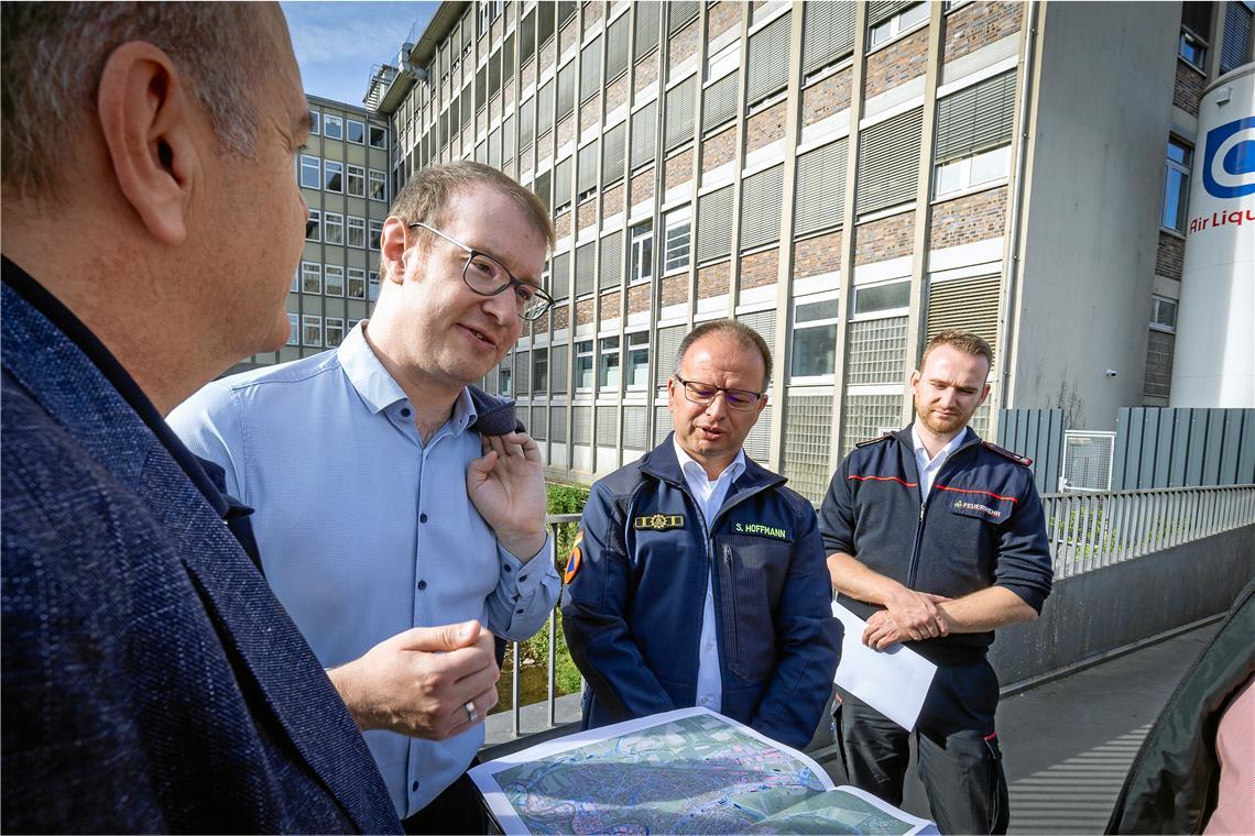 Marcel Schäfer, Steffen Hoffmann, Maximilian Friedrich und Stefan Setzer (von rechts) sprechen über Starkregenschutz und die weitere Katastrophenvorsorge in Backnang.Foto: Alexander Becher