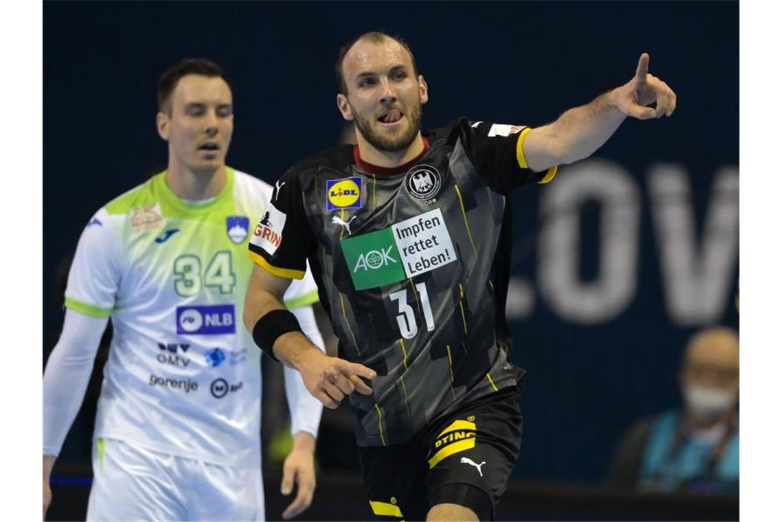 Olympia ist nah: Handballer glänzen gegen Slowenien Marcel Schiller jubelt über den Sieg gegen Slowenien. Foto: Soeren Stache/dpa-Zentralbild/dpa