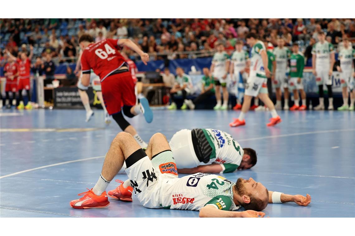 SG BBM mit neuer Hoffnung nach Derbysieg gegen Frisch Auf Marcel Schiller und Josip Sarac am Boden