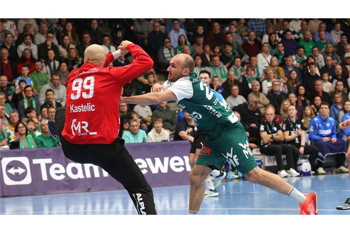 Nerven behalten im Schlüsselspiel Marcel Schiller versucht Ex-Frisch-Auf-Keeper Urh Kastelic zu überwinden.
