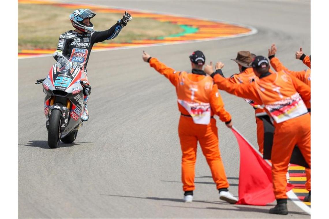 Schrötter Dritter beim Moto2-Heimrennen auf dem Sachsenring Marcel Schrötter feiert seinen dritten Platz. Foto: Jan Woitas