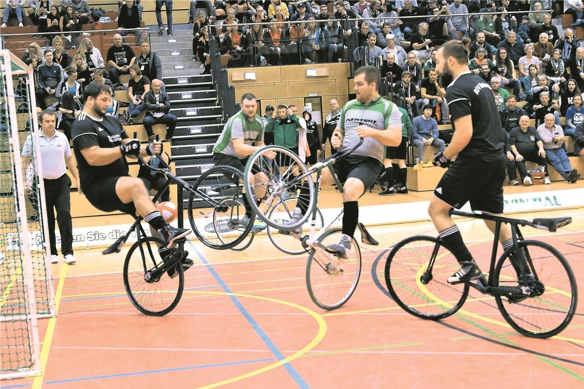 Radballer enttäuschen Marcel Schüle (links) muss mit den Waldremser Radballern einige brenzlige Situationen bei der deutschen Meisterschaft überstehen. Foto: W. Schwarz