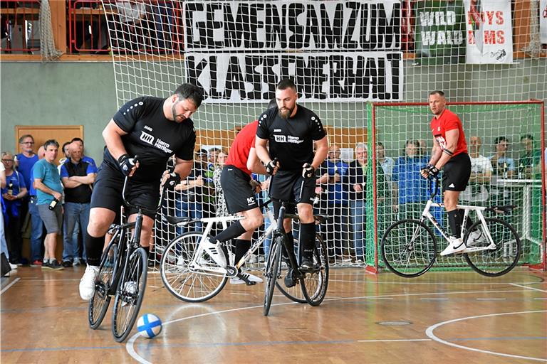 Marcel Schüle (links) und Björn Bootsmann hatten am letzten Spieltag der Saison Ball und Gegner bestens unter Kontrolle. Foto: Tobias Sellmaier