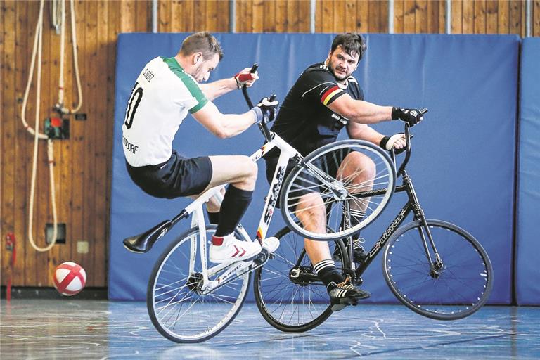 Marcel Schüle (rechts) hatte mit dem Waldremser Radballduo den Ball fest im Blick. Foto: A. Becher