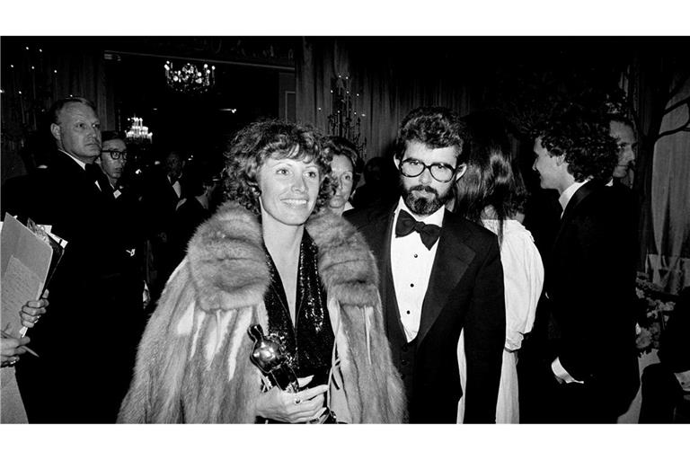 Marcia Lucas, damalige Ehefrau von Regisseur George Lucas (r), trägt ihre Oscar-Statuette am 4. April 1978 zu einer Party nach der Oscarverleihung im Beverly Hilton Hotel.