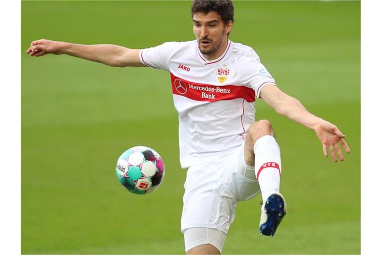 Marcin Kaminski von VfB Stuttgart spielt den Ball. Foto: Andreas Gora/dpa-pool/dpa/Archivbild
