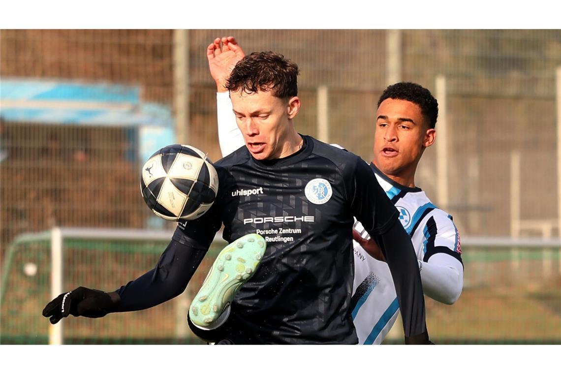 Marco Gaiser schirmt den Ball vor Jacob Danquah ab.