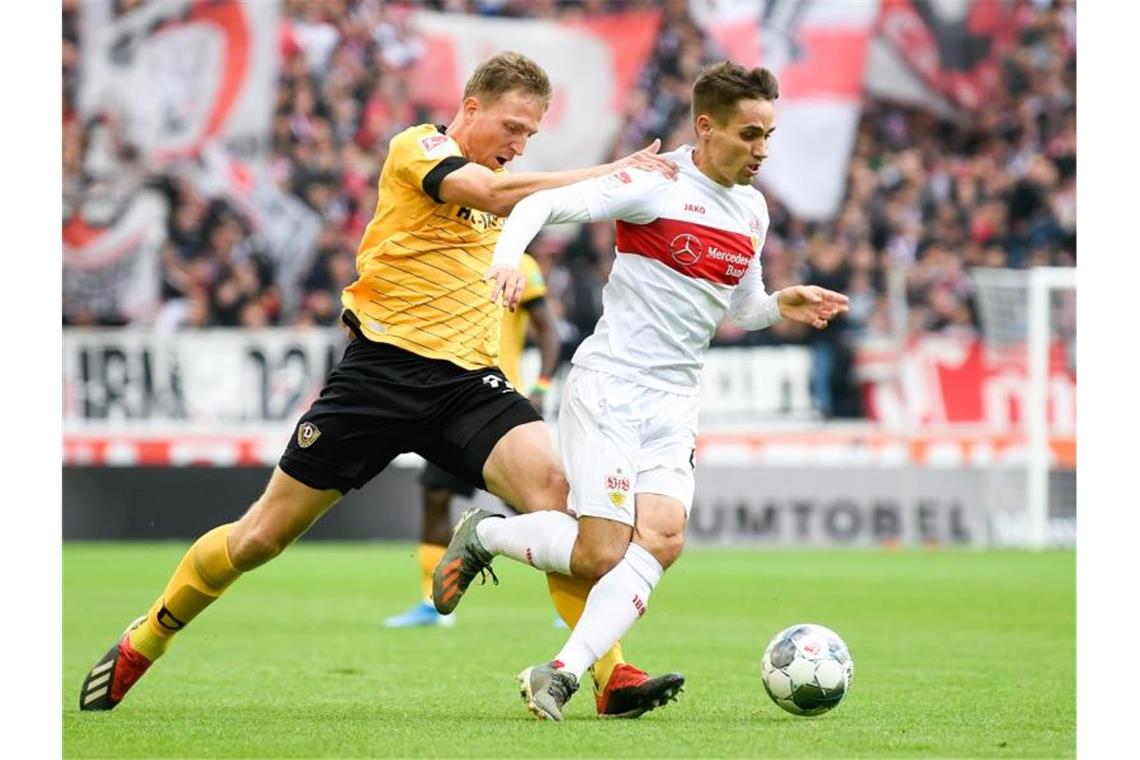Marco Hartmann (l.) von Dynamo Dresden in Aktion gegen Philipp Klement vom VfB Stuttgart. Foto: Tom Weller/dpa
