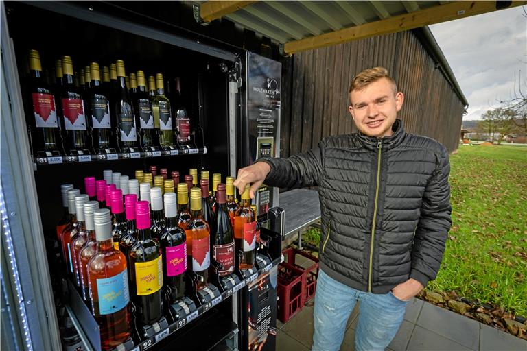 Marco Holzwarth am Weinautomaten in Aspach. Seit einigen Monaten kann man hier Wein rund um die Uhr kaufen. Foto: Alexander Becher