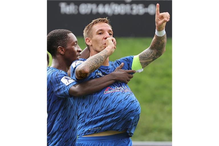 Marco Kehl-Gomez (re.) bejubelt sein Tor – und wird bald erneut Vater.