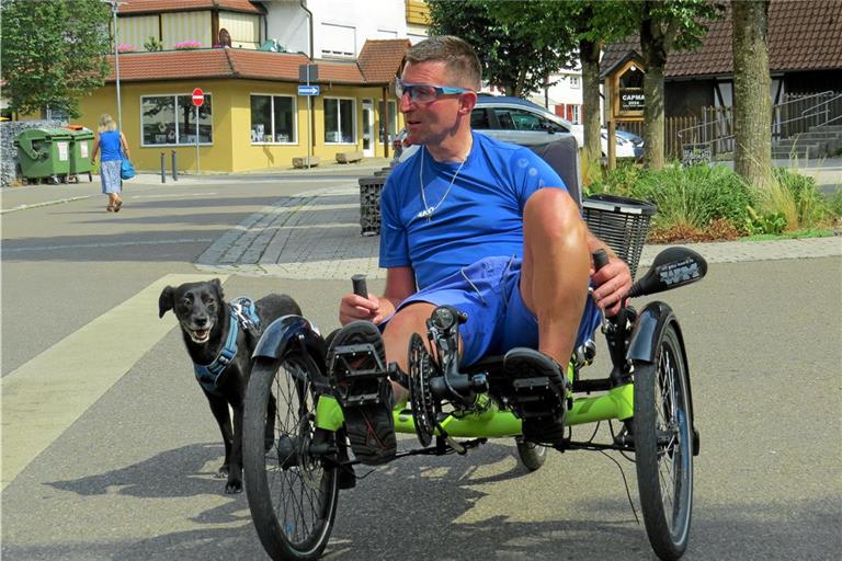 Marco Longobucco ist in Murrhardt oft mit seinem Liegerad und seinem Hund Pi unterwegs. Nicht überall gibt es Radwege oder sehr breite Gehwege, sodass er teils auf der Straße fahren muss, wo nicht alle Autofahrer Rücksicht nehmen. Foto: Christine Schick