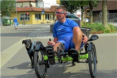 Marco Longobucco ist in Murrhardt oft mit seinem Liegerad und seinem Hund Pi unterwegs. Nicht überall gibt es Radwege oder sehr breite Gehwege, sodass er teils auf der Straße fahren muss, wo nicht alle Autofahrer Rücksicht nehmen. Foto: Christine Schick