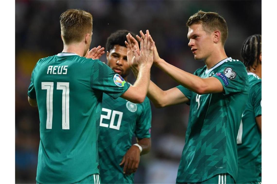 Auch ohne Löw: DFB-Team erfüllt Pflicht in Weißrussland Marco Reus (l) machte mit dem 2:0 den Deckel drauf. Foto: Marius Becker