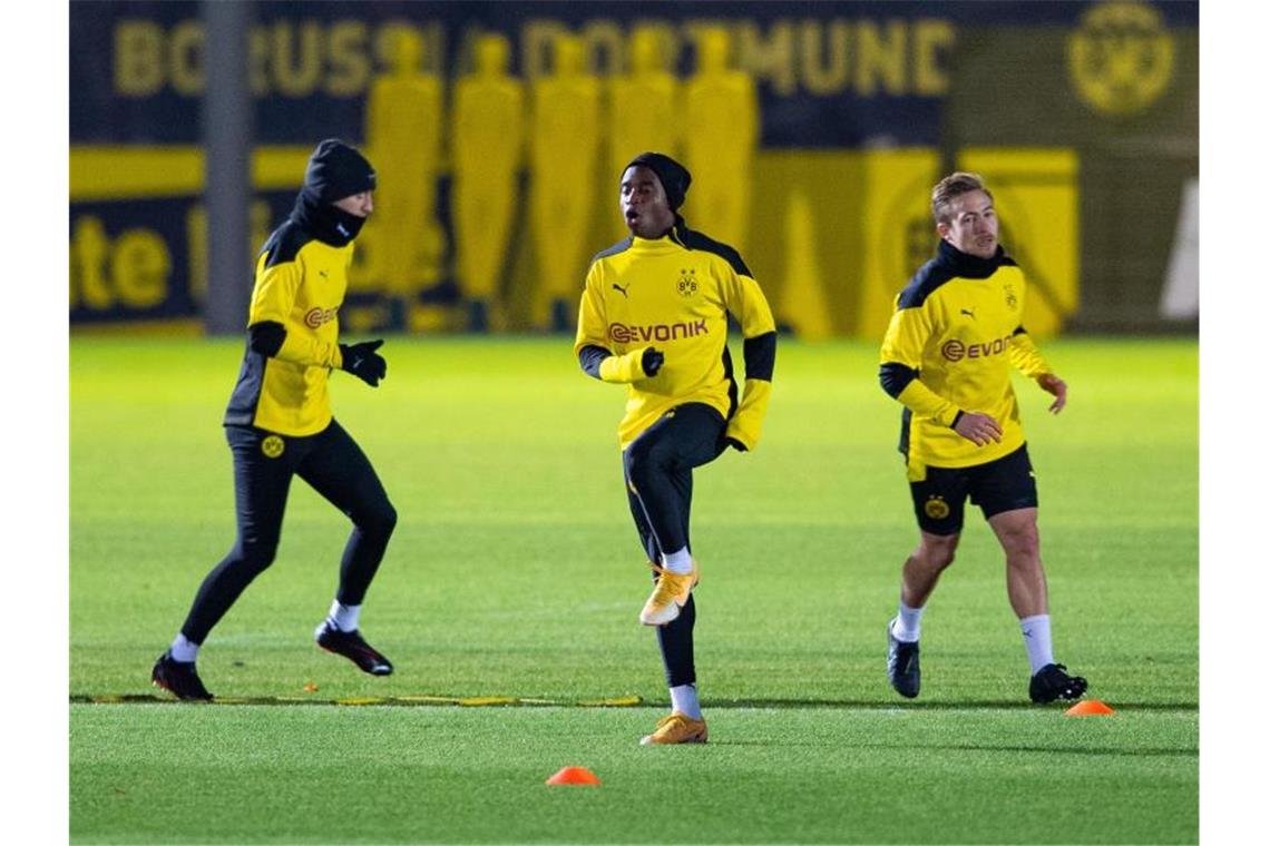Marco Reus (l-r), Youssoufa Moukoko und Felix Passlack beim Abschlusstraining von Borussia Dortmund. Foto: Guido Kirchner/dpa