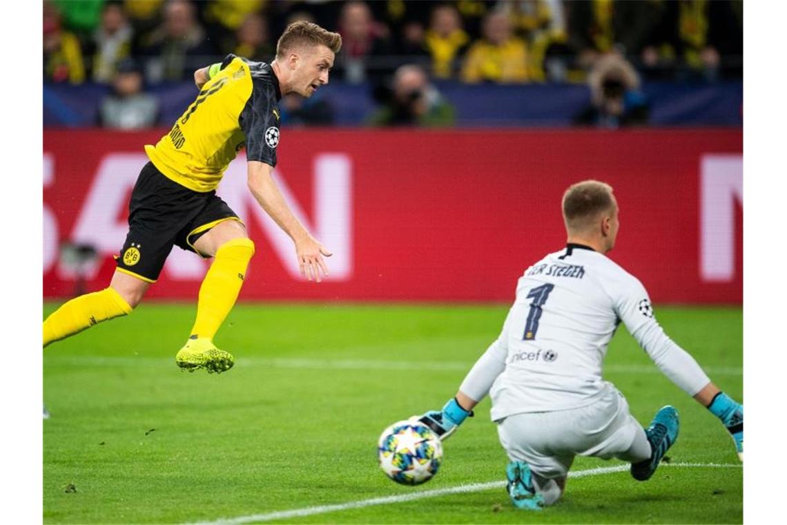 Ter Stegen verhindert BVB-Coup gegen FC Barcelona Marco Reus (l) scheitert mit seinem Schuss an Barcelonas Torhüter Marc-Andre ter Stegen. Foto: Marius Becker