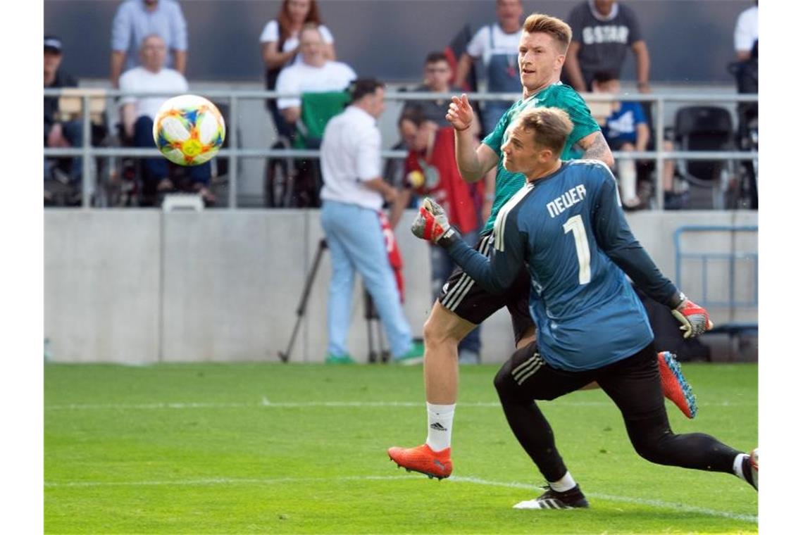 Fans sehen Tore von Reus und Sané - Sorg sucht Kroos-Ersatz Marco Reus (l) traf gegen Torhüter Manuel Neuer. Foto: Federico Gambarini