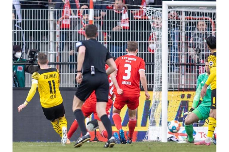 Marco Reus (l) von Borussia Dortmund trifft zum 1:0 gegen Berlins Torwart Andreas Luthe (4.v.r). Foto: Andreas Gora/dpa