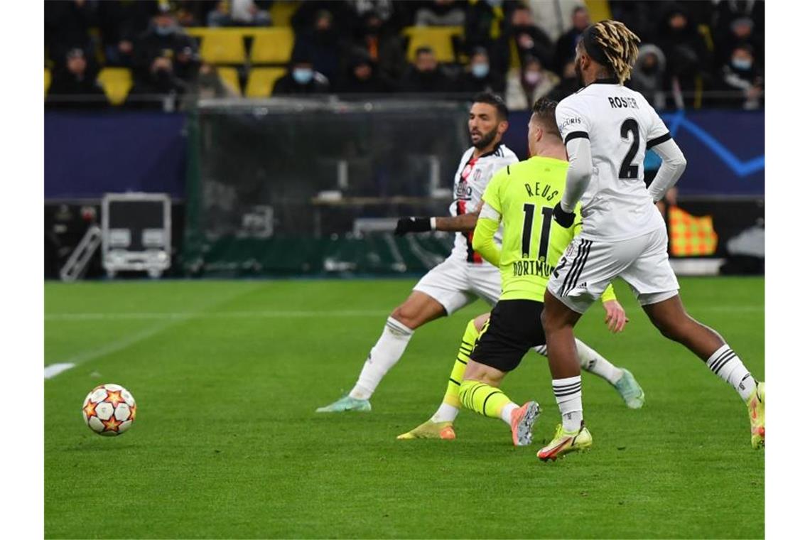 BVB besiegt zum Abschied aus der Königsklasse Besiktas Marco Reus (M) erzeilt auch das Tor zum 3:0 gegen Besiktas. Foto: Bernd Thissen/dpa