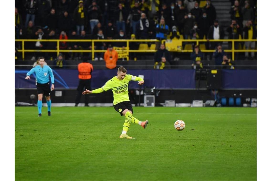 Marco Reus (r) schießt per Strafstoß das Tor zum 2:0 für den BVB. Foto: Bernd Thissen/dpa