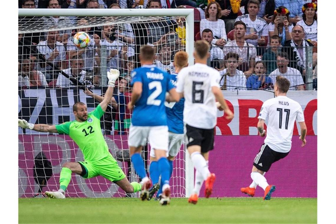 Marco Reus (r) trifft gegen Estlands Torwart Sergei Lepmets (l) zur 1:0-Führung. Foto: Marius Becker