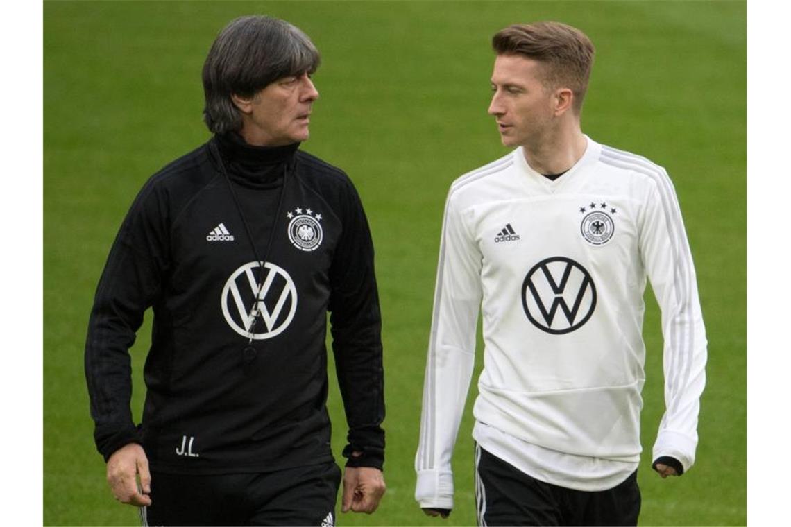 Marco Reus (r) verzichtet nach Rücksprache mit Joachim Löw auf die EM. Foto: Federico Gambarini/dpa