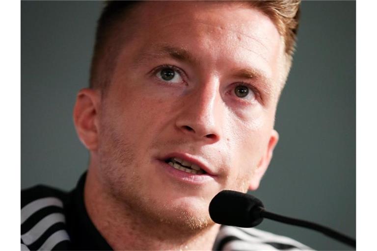 Marco Reus spricht auf der Pressekonferenz. Foto: Christian Charisius