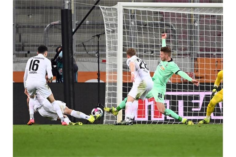 Marco Richter (l, verdeckt) sorgte für die Vorentscheidung beim Augsburger Sieg gegen Gladbach. Foto: Matthias Balk/dpa