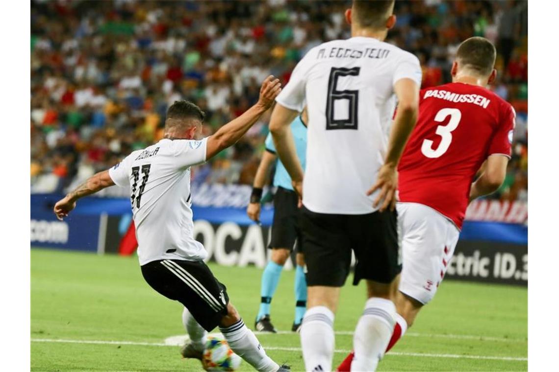 Deutsche U21 startet mit Sieg in EM - Richter trifft doppelt Marco Richter (l) zieht ab und trifft zum 1:0 für die deutsche U21. Foto: CŽzaro De Luca