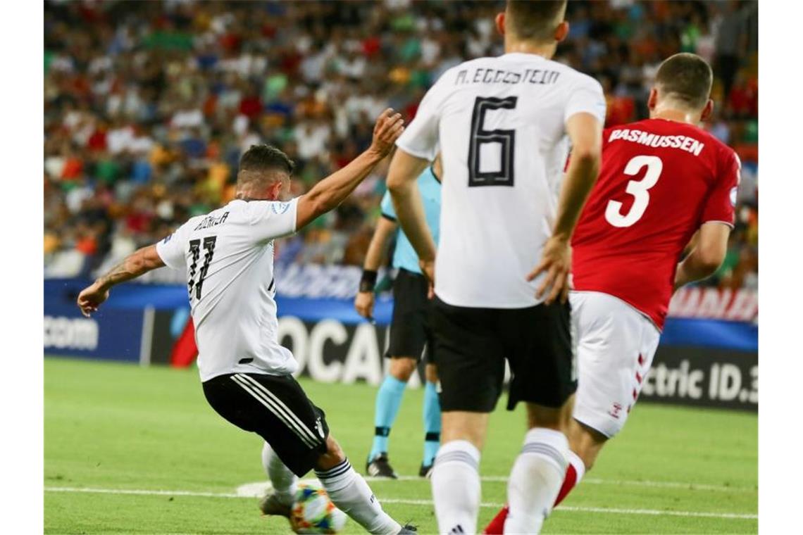 Marco Richter (l) zieht ab und trifft zum 1:0 für die deutsche U21. Foto: CŽzaro De Luca