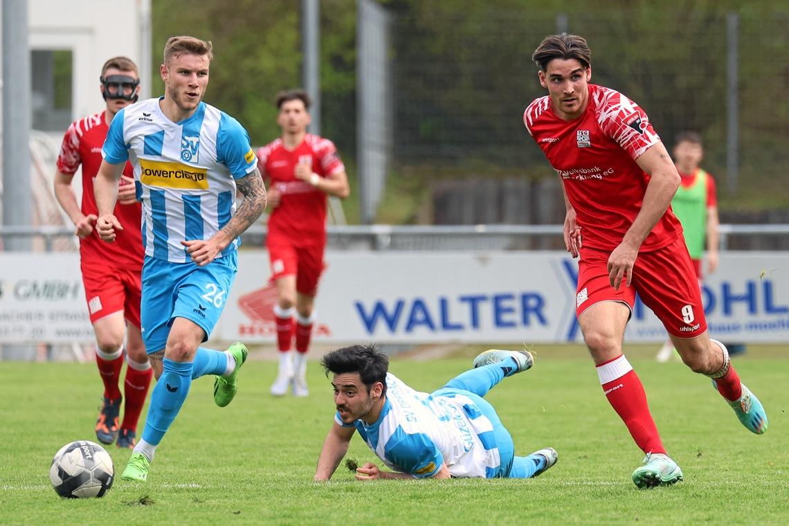 Hopp oder top: Der TSG Backnang hilft nur ein Dreier Marco Rienhardt (rechts) traf schon beim Hinspiel in Rielasingen und ist mit 14 Saisontoren der gefährlichste Backnanger Offensivspieler. Logisch, dass die TSG auch im morgigen Rück- und Endspiel gegen den Klub vom Bodensee auf Tore des 24-Jährigen hofft. Foto: Alexander Becher