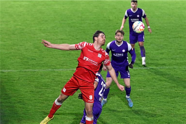 Marco Rienhardt (rotes Trikot) brachte die TSG Backnang mit 1:0 in Führung. Doch am Ende verlor sein Team die Partie beim FC Nöttingen. Foto: Alexander Hornauer