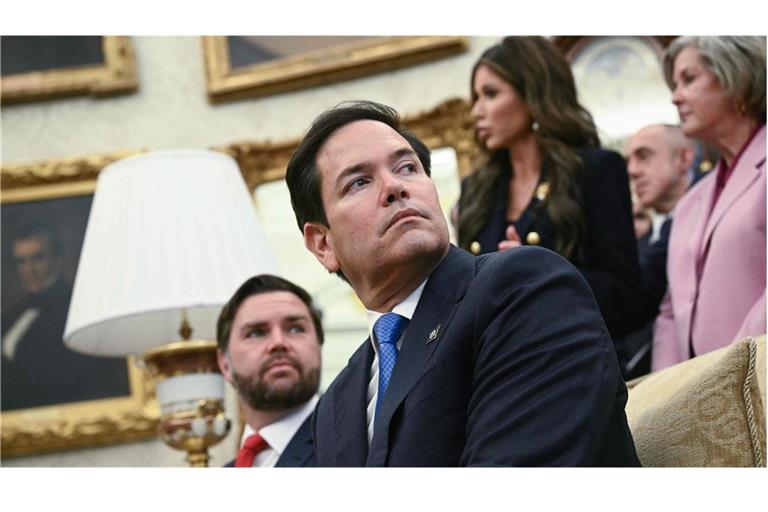 Marco Rubio ist bei offiziellen Terminen im Weißen Haus immer dabei – auf einem goldenen Sofa.