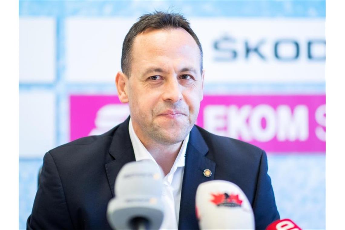 Marco Sturm beantwortet auf einer Pressekonferenz Fragen von Journalisten. Foto: Marcel Kusch/dpa