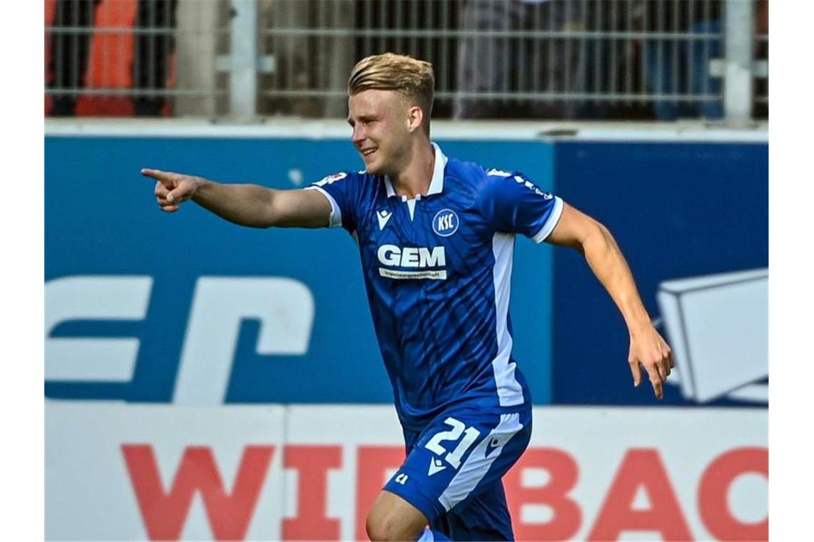 Karlsruher SC verlängert mit Rechtsverteidiger Marco Thiede Marco Thiede von Karlsruhe jubelt. Foto: Armin Weigel/dpa/Archivbild