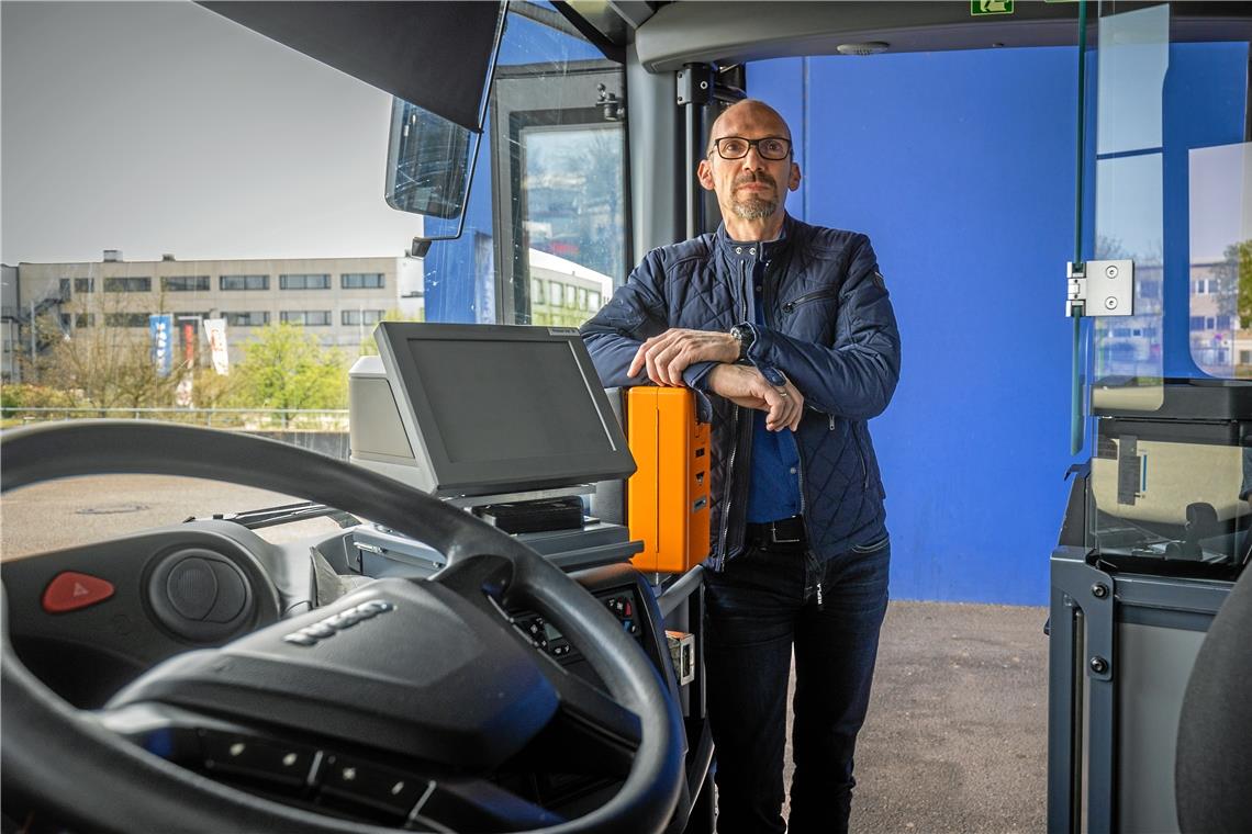 Teurer Treibstoff belastet Busbetriebe Marco Trovato blickt mit gemischten Gefühlen auf die kommende Zeit. Er führt die Omnibusverkehr Ruoff GmbH. Foto: A. Becher