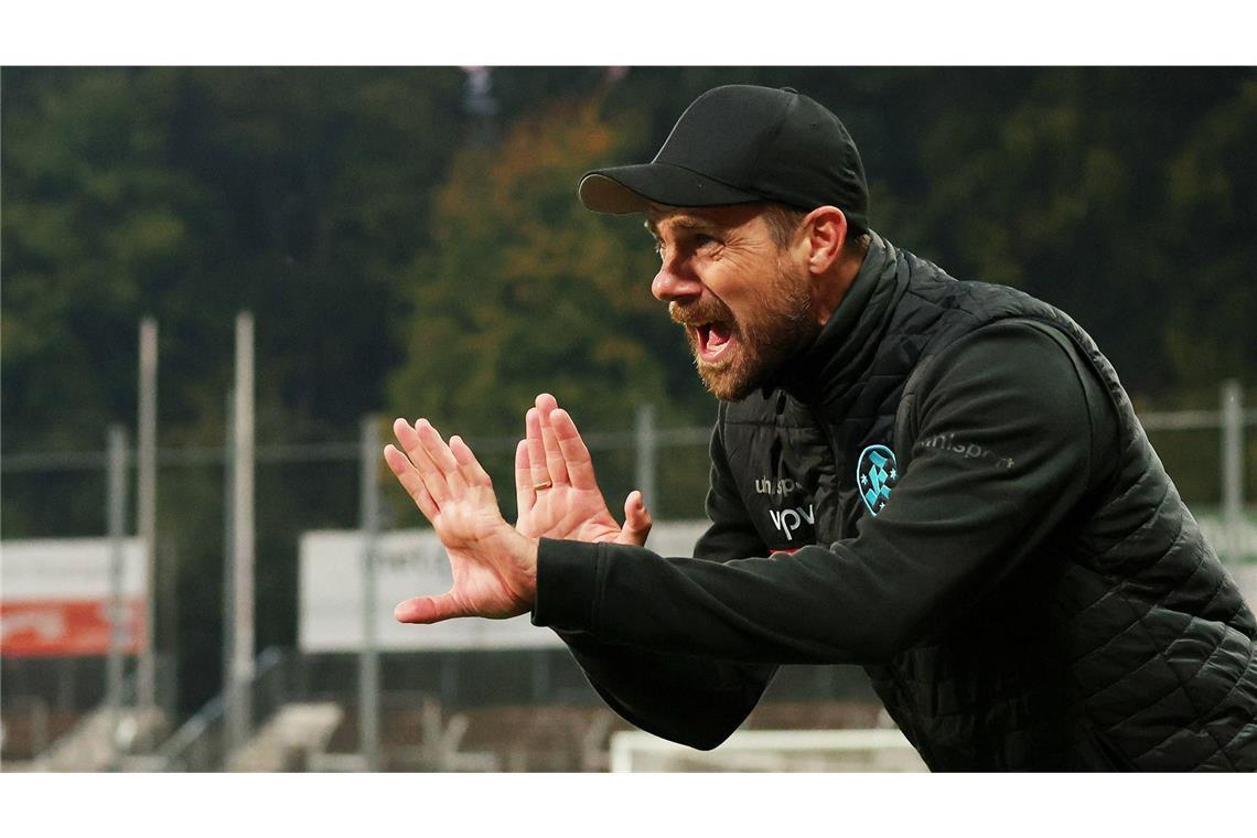 Marco Wildersinn versucht von außen Einfluss zu nehmen auf das Spiel der Stuttgarter Kickers.