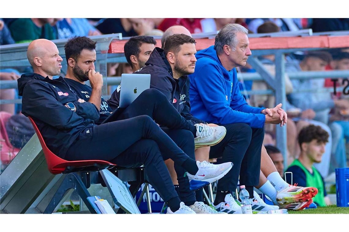 Marco Wildersinns Trainerteam wieder komplett: Die Assistenten Dominik Lang und Kerem Arslan sowie Torwarttrainer Denis Jercic (v.li.) neben Sport-Geschäftsführer Lutz Siebrecht.