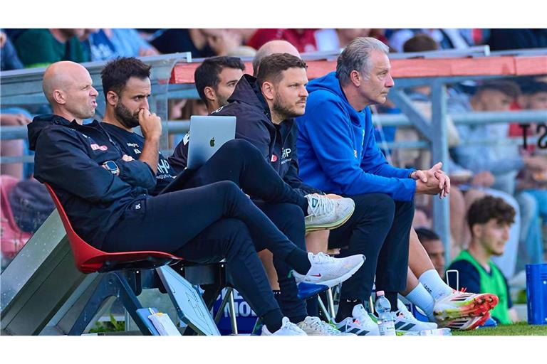 Marco Wildersinns Trainerteam wieder komplett: Die Assistenten Dominik Lang und Kerem Arslan sowie Torwarttrainer Denis Jercic (v.li.) neben Sport-Geschäftsführer Lutz Siebrecht.